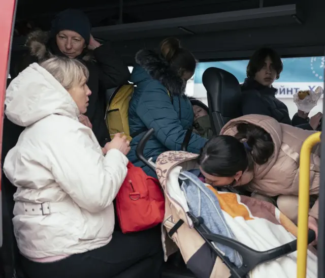 Posle nekoliko dana provedenih u mestu Sigetu Marmacej, ljudi nastavljaju autobusima dalje ka Bukureštu i drugim rumunskim gradovima.