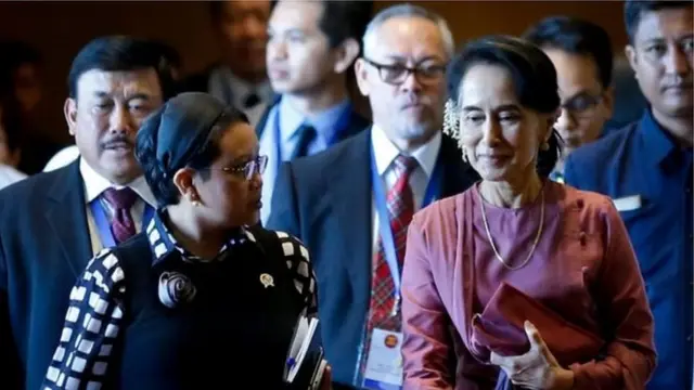 বার্মার নেত্রী অং সান সু চি'র সাথে ইন্দোনেশিয়ার পররাষ্ট্রমন্ত্রী রেটনো এলপি মারসুদি