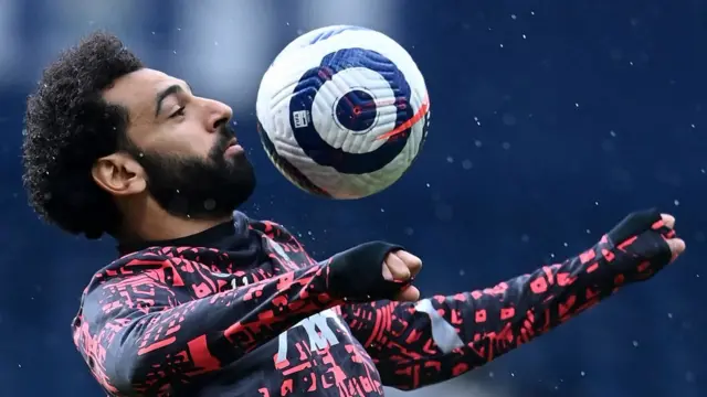 Ku musi w'Imana, umukinyi rurangiranwa wo mu Misri akinira Liverpool, Mohamed Salah, afise umupira imbere y'urukino rubahuza na West Bromwich Albion.