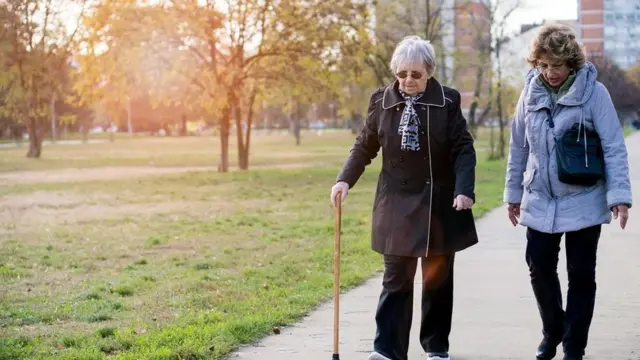 سيدتان من كبار السن