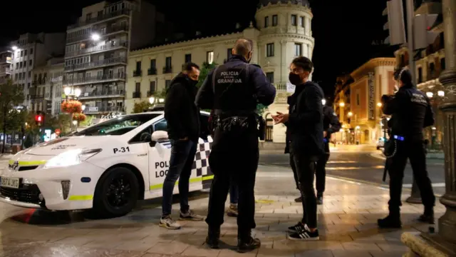 Патруль на площади в Гранаде.