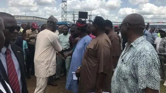 Makinde n bọ awọn eeyan lọwọ ni ibudo ibura