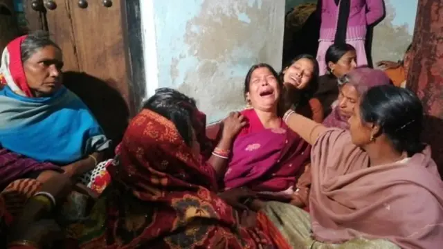 बिलखती हुईं संजय की पत्नी शकुंतला