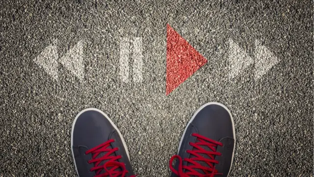 Zapatillas deportivas de hombre con el símbolo de Play en el pavimento.