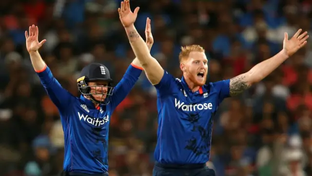 युवराज सिंह के आउट होने की अपील करती इंग्लैंड की टीम