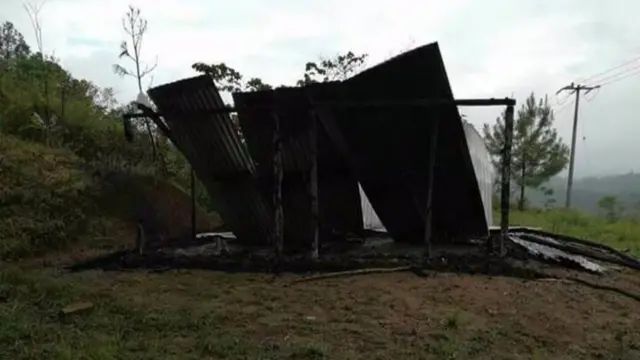 Varias casas fueron quemadas por grupos armados en Chalchihuitán, Chiapas. (Foto: Marcelo Pérez Pérez)