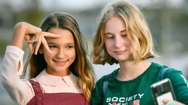 Девочки с мобильным телефоном