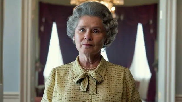 Imelda Staunton como rainha Elizabeth 2ª na quinta temporada do The Crown