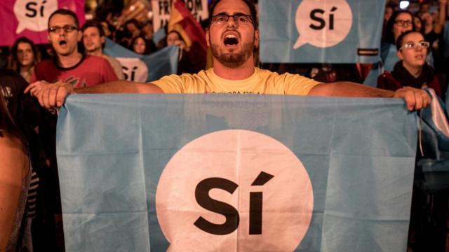 'Sim' vence na Catalunha com 90% dos votos e menos da metade dos eleitores