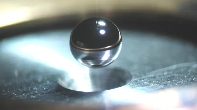 Un objetivo de fusión NIF contiene una cápsula pulida de unos dos milímetros de diámetro, llena de combustible de hidrógeno criogénico (superenfriado).