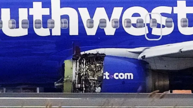 El motor destrozado de la aeronave.