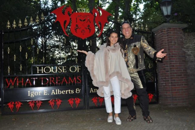 ایگور آلبرتز و آندریا سیمبالا بیرون خانه‌شان