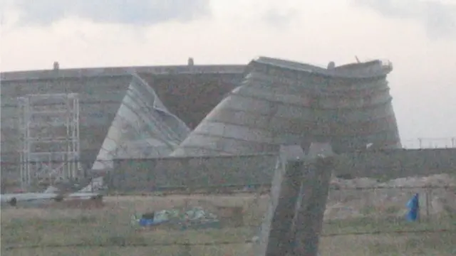 தானே புயலின் போது நாகார்ஜூனா ஆலை சேதமான காட்சி. இங்குதான் அமெரிக்க நிறுவனத்தின் பெட்ரோலிய சுத்திகரிப்பு ஆலை அமையவுள்ளதாக தொழிற்துறை அமைச்சர் சம்பத் தெரிவித்துள்ளார்.