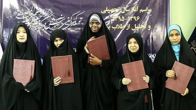 طلاب غیر ایرانی مدرسه جامعه المصطفی