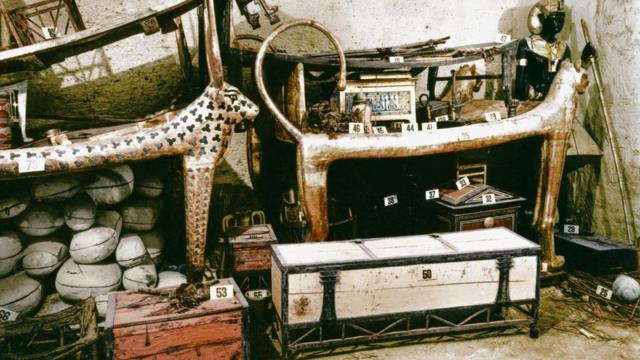 Harry Burton documentou o conteúdo da tumbadouze premier rouletteTutancâmon, incluindo esta caixa branca, que continha camisasdouze premier roulettelinho, xales e panosdouze premier roulettelombo, 18 varas, 69 flechas e uma trombeta