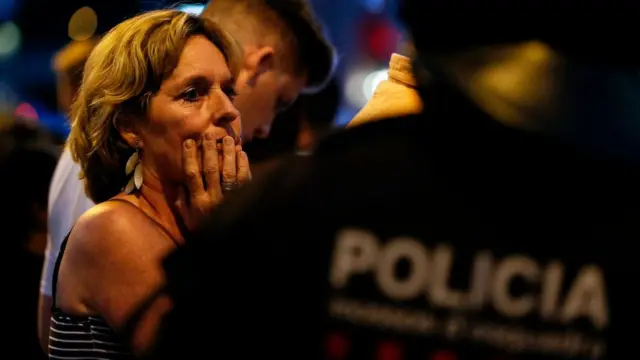 Mujer preocupada se toma la cara.