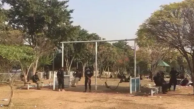 اسلام آباد اور راولپنڈی میں پولیس کی جلی ہوئی گاڑیاں، اہلکار کے جھولے