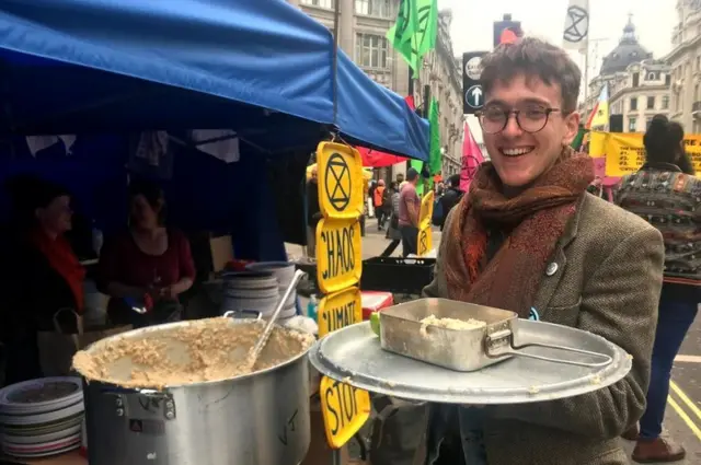 "反抗灭绝"组织设立"免费粥棚"，为抗议者提供后勤保障。