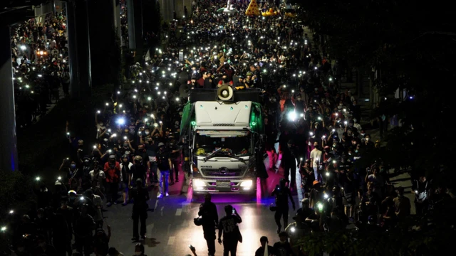 กลุ่ม "ราษฎร" ถึงราบ 11 ตั้งคำถาม "กองกำลังส่วนพระองค์"