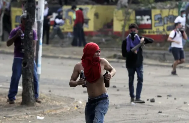 Un hombre con dos cócteles molotov en las manifestaciones contra Daniel Ortega en Nicaragua en 2018.
