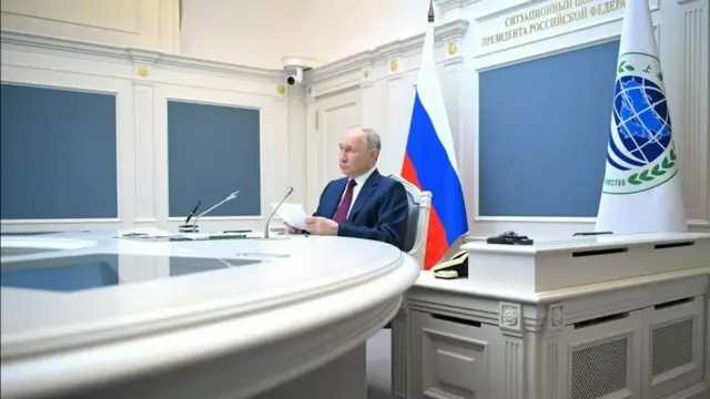 Россия Президенти Владимир Путин ШҲТнинг видео конференция саммитида