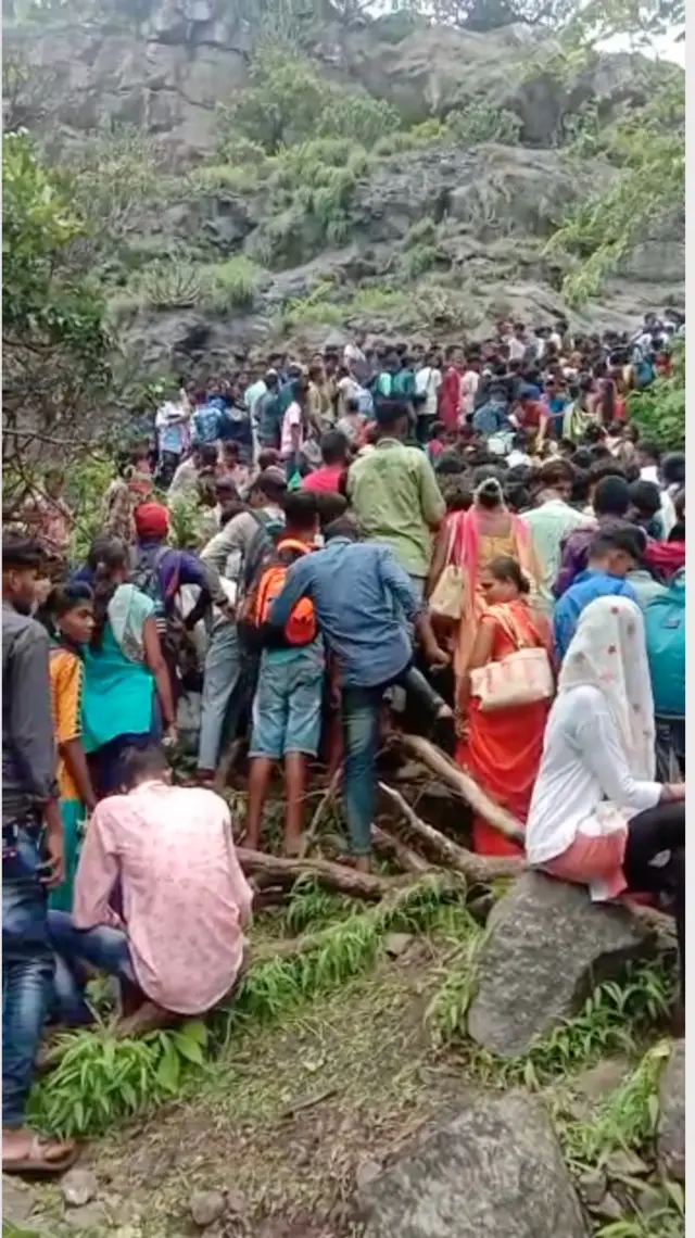 आशेरीगडावर झालेली गर्दी
