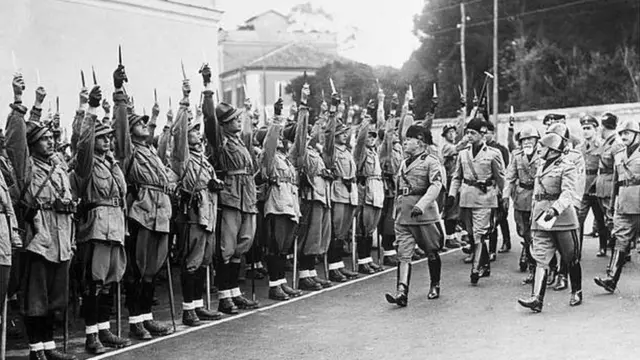 موسوليني يتفقد ميليشيا القمصان السوداء