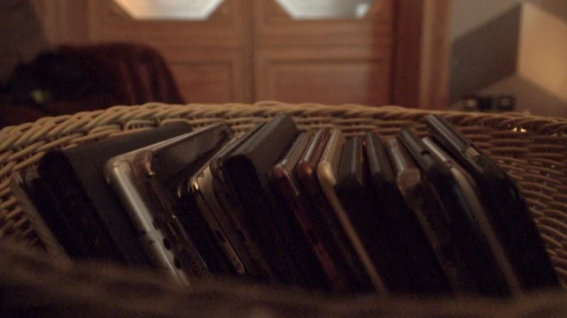 ملاحظات امنیتی حکم می‌کرد که کسی تلفنش را به این جلسه نبرد