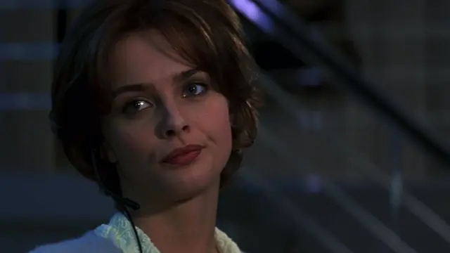 Подружка Джеймс Бонда у якої "борщ замість мізків". Кадр з фільму "Золоте око"