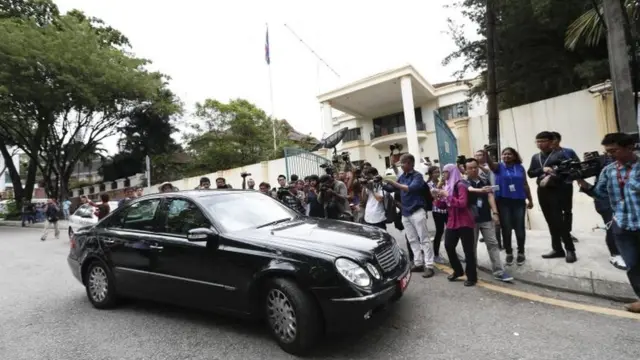 Booliska Malaysian waxay sheegeen in laba qof oo laga shakisan yahay inay weli ku dhuumanayaa dhismaha safaaradda Woqooyiga Kuuriya ee Kuala Lumpur.
