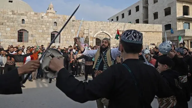 سوریها با لباس سنتی دمشقی در مقابل مسجد اعظم عید فطر را جشن میگیرند