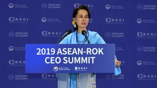CEO summit မှာ နိုဝင်ဘာ ၂၅ ရက်က မိန့်ခွန်းပြောနေတဲ့ ဒေါ်အောင်ဆန်းစုကြည်