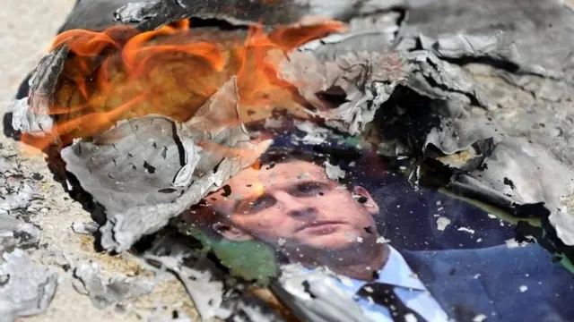 పాలస్తీనాలో నిరసన ప్రదర్శనలో భాగంగా మేక్రాన్ చిత్రపటానికి నిప్పు పెట్టిన నిరసనకారులు