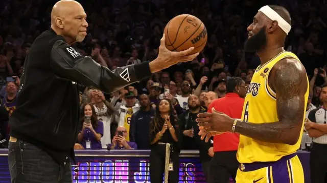 Kareem Abdul-Jabbar pasa la corona al nuevo rey de la NBA.