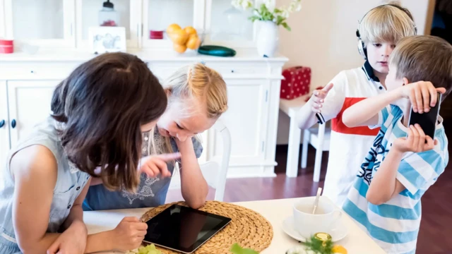 Hermanos con aparatos electrónicos.