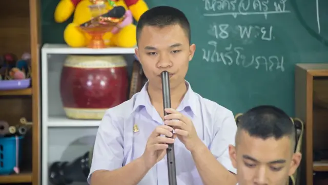 ศิลปินดนตรีไทยรุ่นเยาว์ ตั้งใจบรรเลงเพลง เพื่อบันทึกวิดีโอ ส่งเข้าประกวด