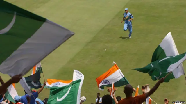 पाकिस्तानची सुरुवात मस्त झाली होती, पण आमची धाकधुक वाढली होती.