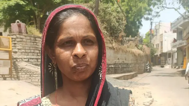 ज़ेबुन्निसा दरगाह के पास ही रहती हैं