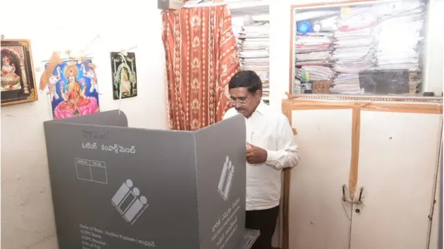 నెల్లూరులో ఓటేస్తున్న మంత్రి నారాయణ