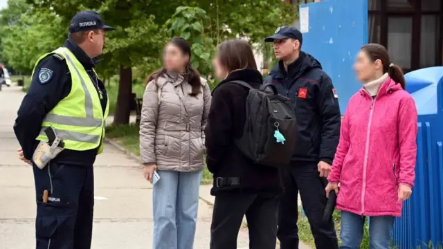 policajac sa građanima