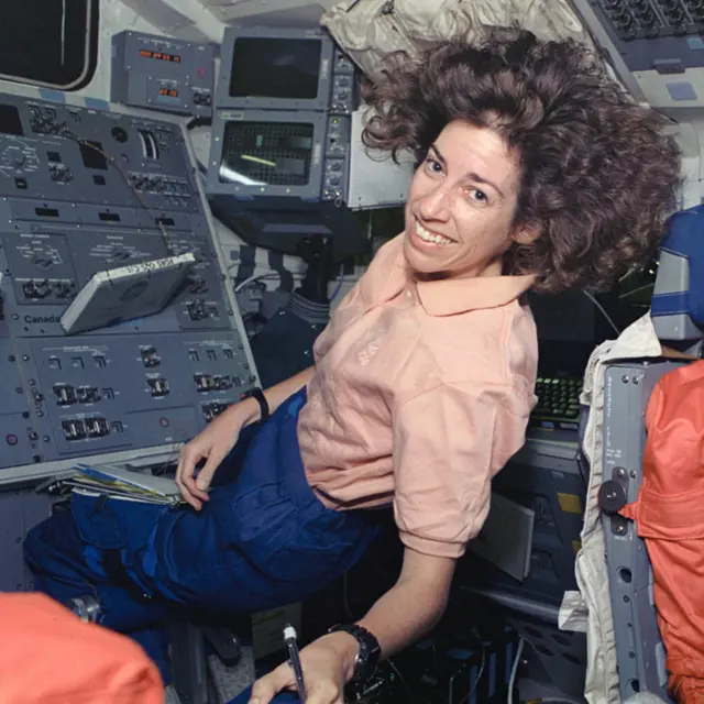Ellen Ochoa en una de sus misiones al espacio.