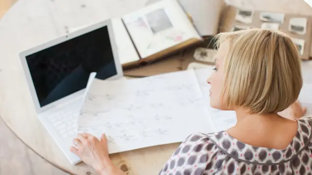 Mujer analizando árbol genealógico.