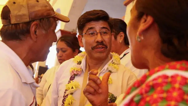 El abogado indígena y defensor de derechos humanos, Hugo Aguilar, habla con la gente durante una manifestación en apoyo a su candidatura como magistrado de la Suprema Corte de Justicia de la Nación antes de la elección de jueces.