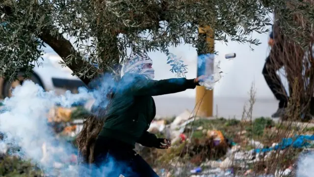 فلسطيني في مواجهة مع جنود إسرائيليين