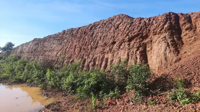 గ్రావెల్ కోసం జరిపిన తవ్వకాలతో ఎర్రమట్టి తప్ప ఏమీ కనిపించడం లేదు.