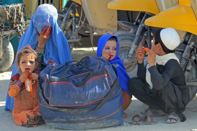 Una familia afgana espera ser transportada a Pakistán, desde Spin Boldak hasta Chaman, 22 de agosto de 2021