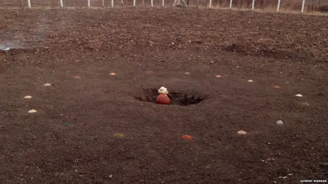 घटापासून दीड फुटांच्या अंतरावर 18 प्रकारची धान्यं ठेवली जातात.