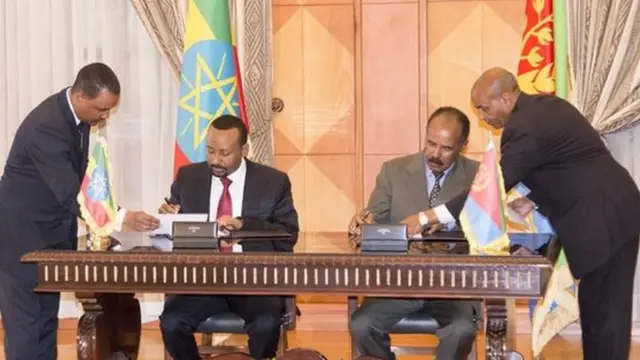 ቀዳማይ ሚኒስተር ኣብይ ኣሕመድን (ጸጋም) ፕረዚደንት ኢሳይያስ ኣፈወርቂን (የማን) ስምምዕ ሰላምን ምሕዝነትን እናፈረሙ ኣብ ኣስመራ