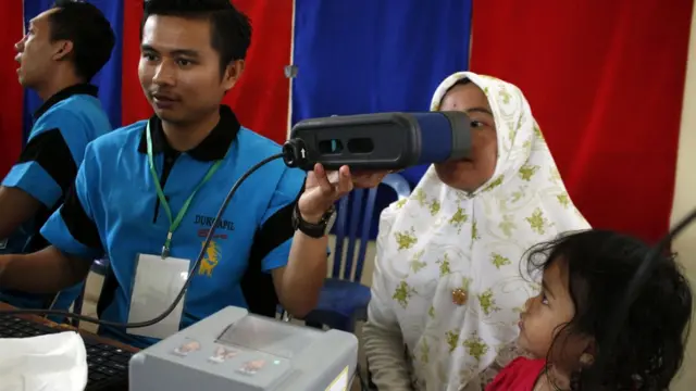 Petugas melakukan pemindaian mata saat perekaman Elektronik Kartu Tanda Penduduk (e-KTP) di Gedung Hall A Komplek PKOR Way Halim Bandar Lampung, Lampung, Kamis (3/5).