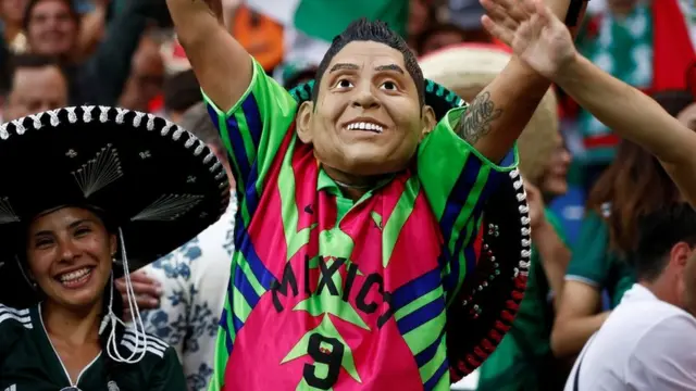 Con una careta y el atuendo histórico de Jorge Campos, algún fanático quiso animar a la selección mexicana.